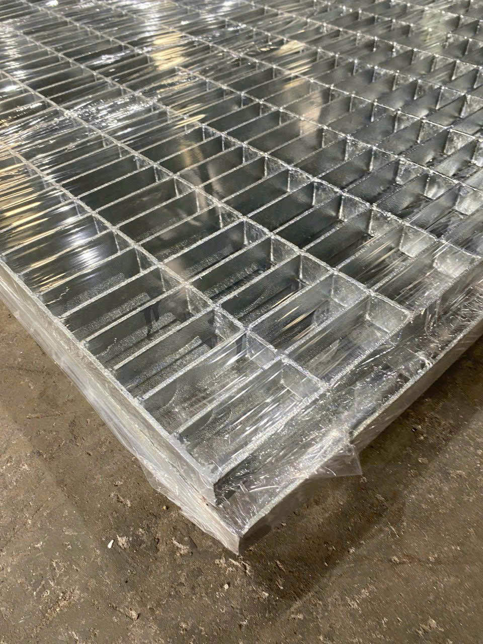 Sàn Grating Mạ Kẽm Nhúng Nóng: Giải Pháp Bền Vững Cho Công Trình Công Nghiệp